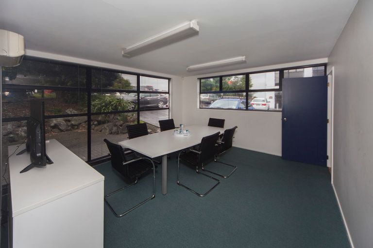 Photo of property in 11 Central Park Drive, Te Atatu South, Auckland, 0610