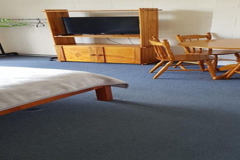 Photo of property in 1/212 Sunnynook Road, Totara Vale, Auckland, 0627