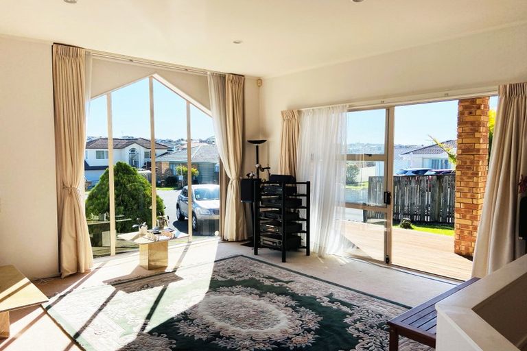 Photo of property in 1c Picasso Drive, West Harbour, Auckland, 0618