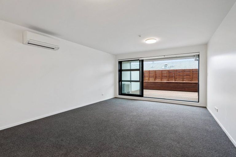 Photo of property in 1/4045f Great North Road, Glen Eden, Auckland, 0602
