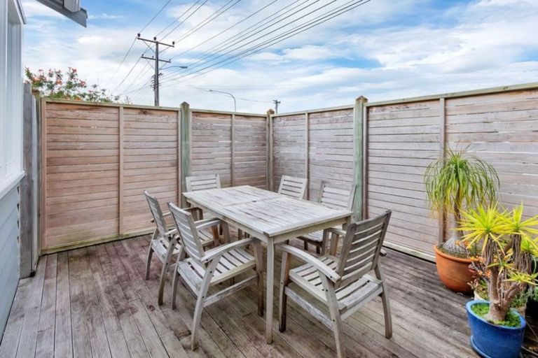 Photo of property in 2/61 Shakespeare Road, Milford, Auckland, 0620