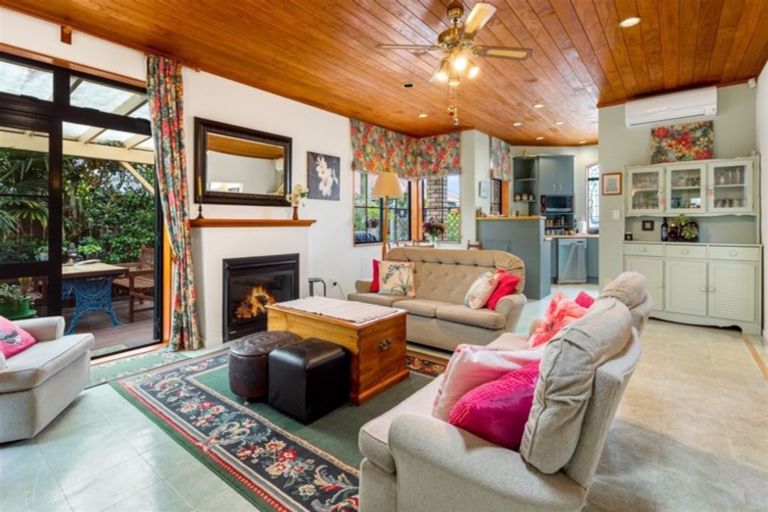 Photo of property in 15b Harrybrook Road, Green Bay, Auckland, 0604