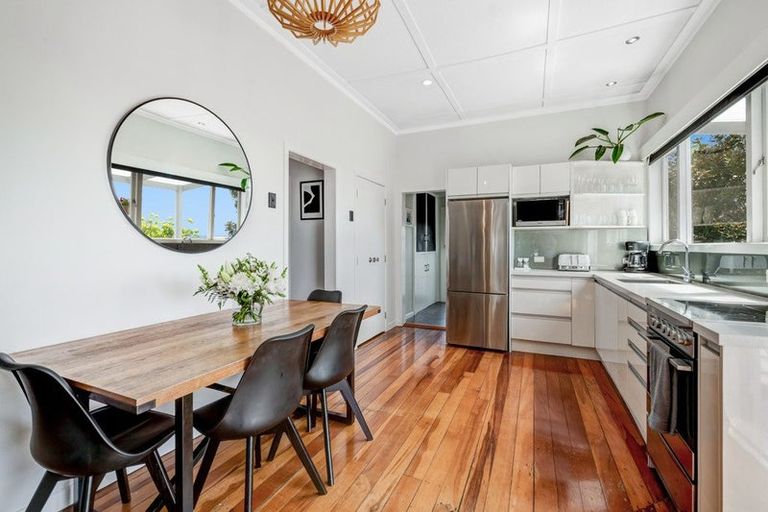 Photo of property in 2/136 Sunset Road, Unsworth Heights, Auckland, 0632