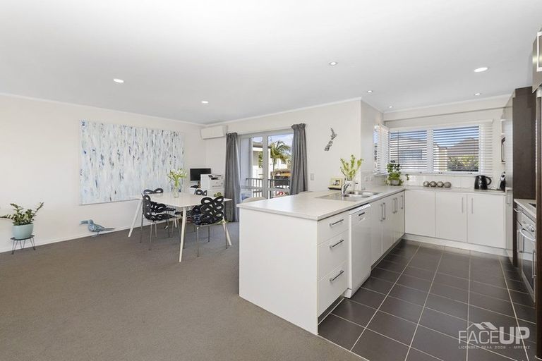 Photo of property in 2/143a Wiseley Road, West Harbour, Auckland, 0618