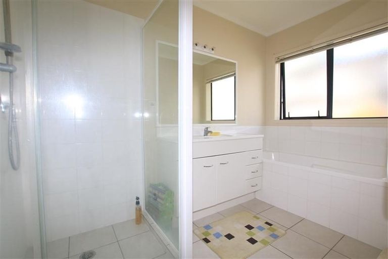 Photo of property in 15 Toledo Avenue, Henderson, Auckland, 0612