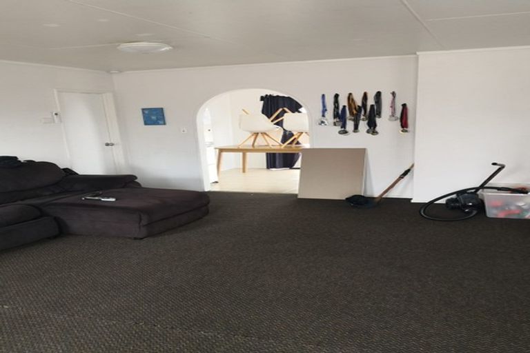 Photo of property in 28 Dungarvon Place, Clendon Park, Auckland, 2103