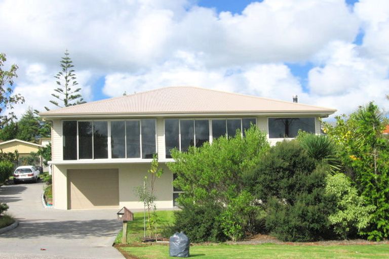 Photo of property in 11 Lavelle Road, Henderson, Auckland, 0612