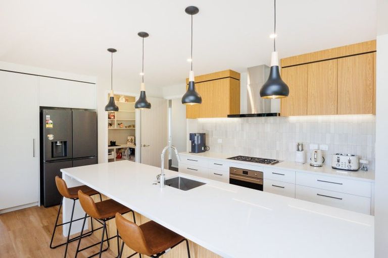 Photo of property in 27 Coutts Way, Fitzherbert, Palmerston North, 4410