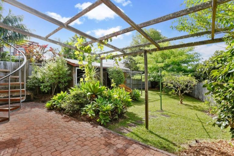 Photo of property in 23 Ellangowan Road, Waiake, Auckland, 0630