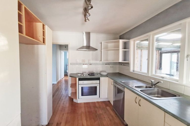 Photo of property in 6 Marlene Avenue, Te Atatu South, Auckland, 0610