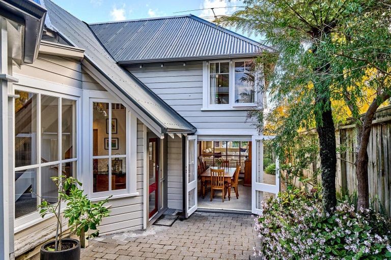 Photo of property in 10 Tui Road, Days Bay, Lower Hutt, 5013