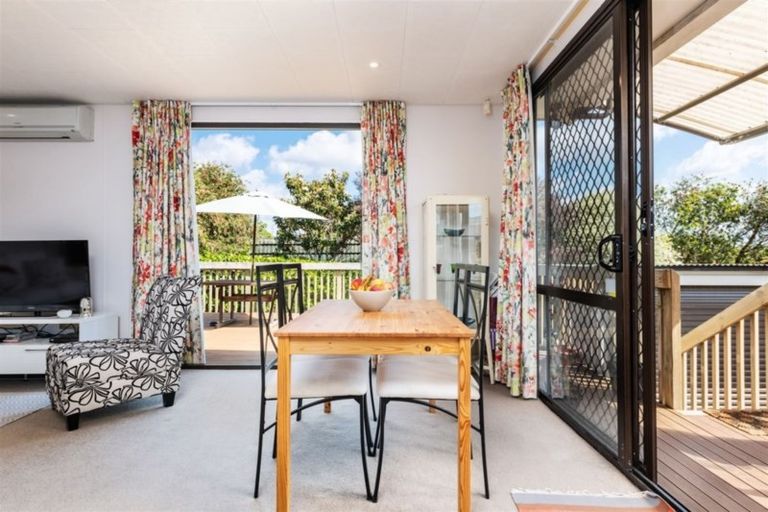 Photo of property in 2/88 Roberts Road, Te Atatu South, Auckland, 0610