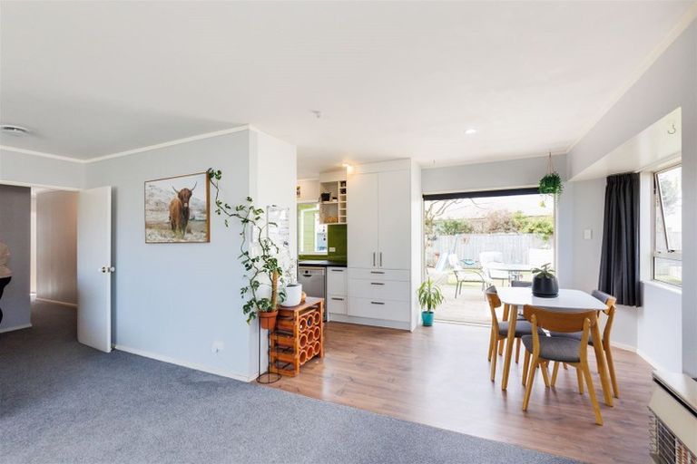 Photo of property in 43 Dalfield Place, Highbury, Palmerston North, 4412