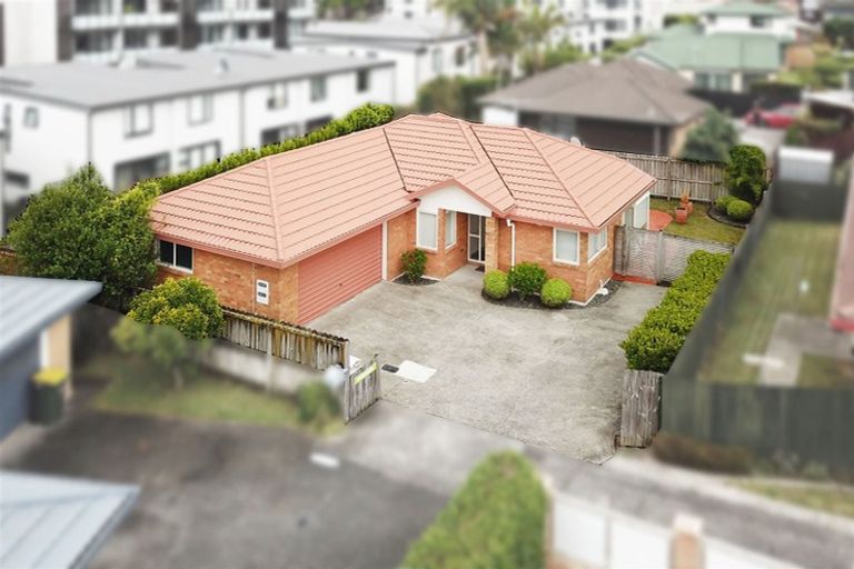 Photo of property in 25 Heversham Place, Glendene, Auckland, 0602