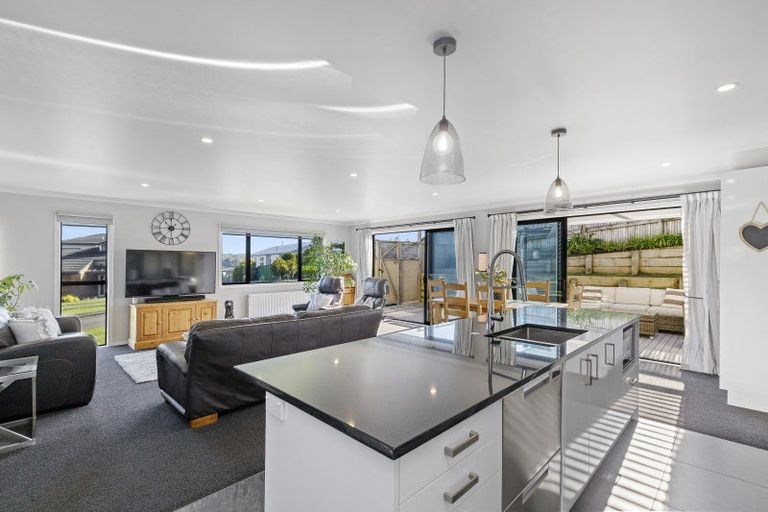 Photo of property in 32 Lanyon Place, Whitby, Porirua, 5024