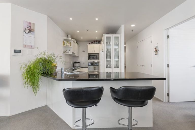 Photo of property in 2a/171 Hurstmere Road, Takapuna, Auckland, 0622