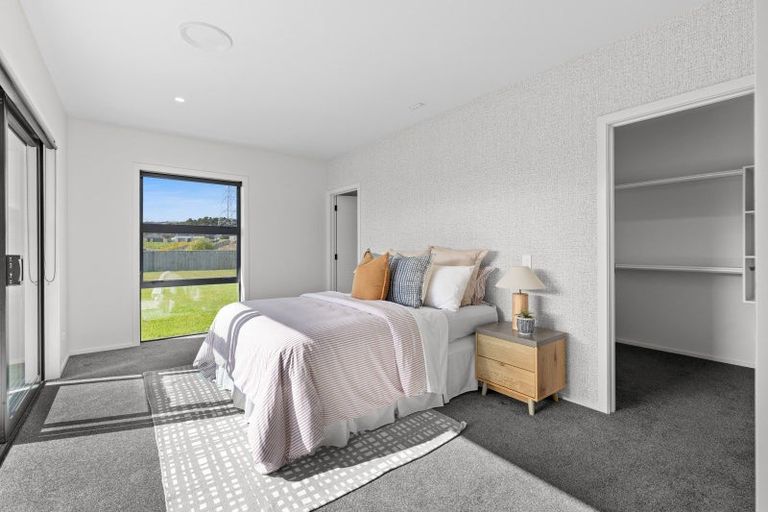 Photo of property in 42 Sardinia Grove, Fitzherbert, Palmerston North, 4410