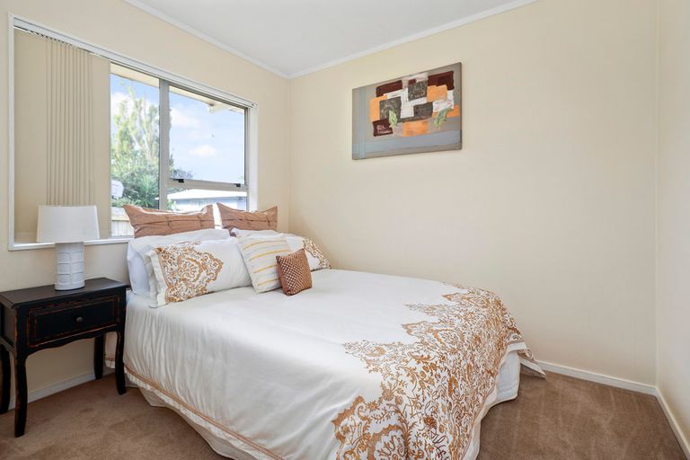Photo of property in 5 Buisson Glade, West Harbour, Auckland, 0618