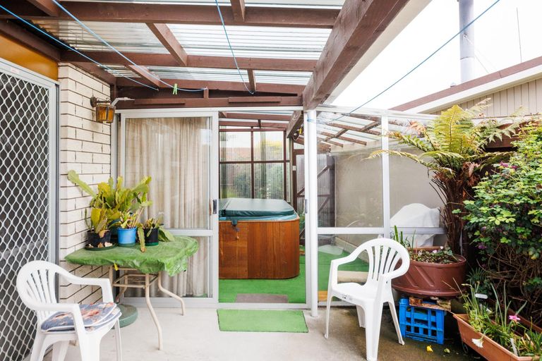 Photo of property in 15 Grange Place, Milson, Palmerston North, 4414