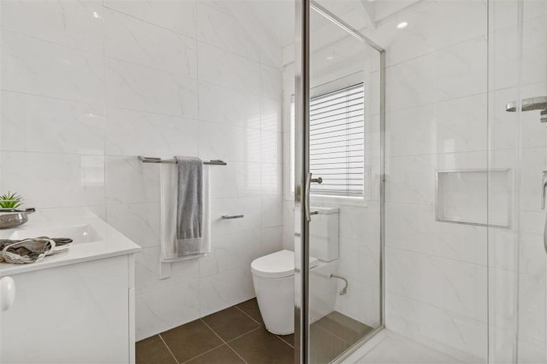 Photo of property in 2/862 East Coast Road, Northcross, Auckland, 0630