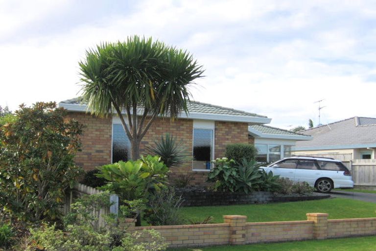 Photo of property in 16 Chalmers Close, Orewa, 0931