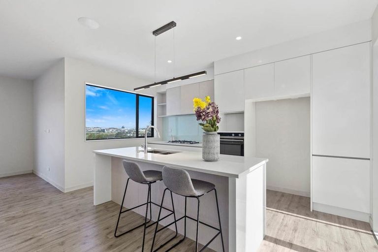 Photo of property in 15a Living Stream Road, Albany Heights, Auckland, 0632