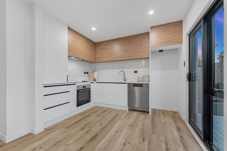 Photo of property in 98a Royal Road, Massey, Auckland, 0614