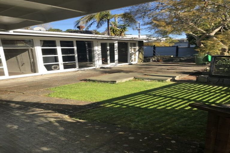 Photo of property in 4 Manutara Avenue, Forrest Hill, Auckland, 0620