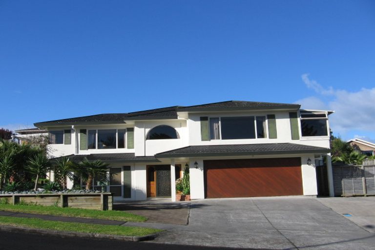 Photo of property in 4 Ewhurst Place, Goodwood Heights, Auckland, 2105