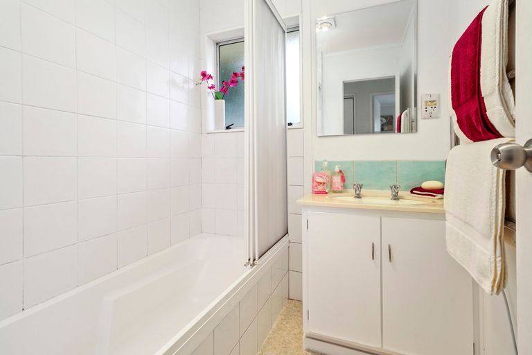 Photo of property in 5 Buisson Glade, West Harbour, Auckland, 0618