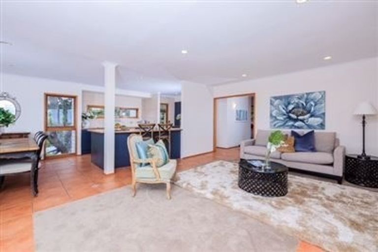 Photo of property in 6 Shearwater Rise, Rothesay Bay, Auckland, 0630