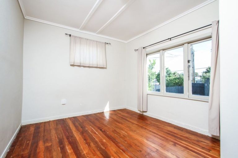 Photo of property in 127 View Road, Sunnyvale, Auckland, 0612