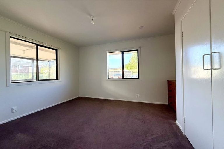 Photo of property in 6 Durham Street, Te Atatu Peninsula, Auckland, 0610