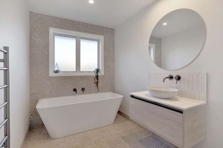 Photo of property in 1 Corsica Court, Fitzherbert, Palmerston North, 4410