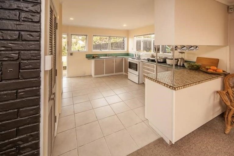 Photo of property in 2/8 Wickstead Place, Massey, Auckland, 0614