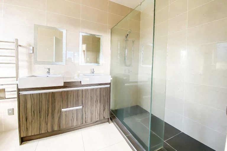 Photo of property in 21 Loughros Place, Pinehill, Auckland, 0632