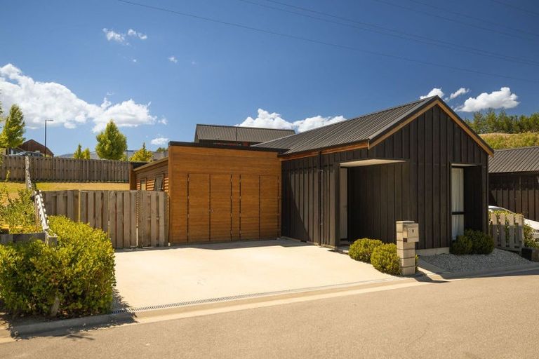 Photo of property in 9 Huxley Place, Lake Hayes, Queenstown, 9304