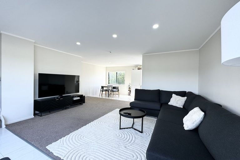 Photo of property in 1/5 John Jennings Drive, Oteha, Auckland, 0632