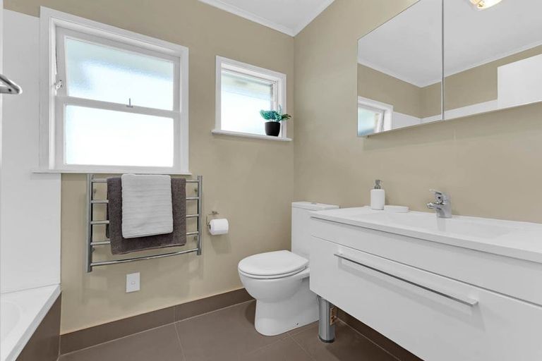 Photo of property in 1/22 Evelyn Place, Hillcrest, Auckland, 0627