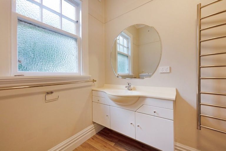 Photo of property in 118 Kelburn Parade, Kelburn, Wellington, 6012