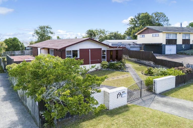 Photo of property in 19 Pankhurst Place, Sunnyvale, Auckland, 0612