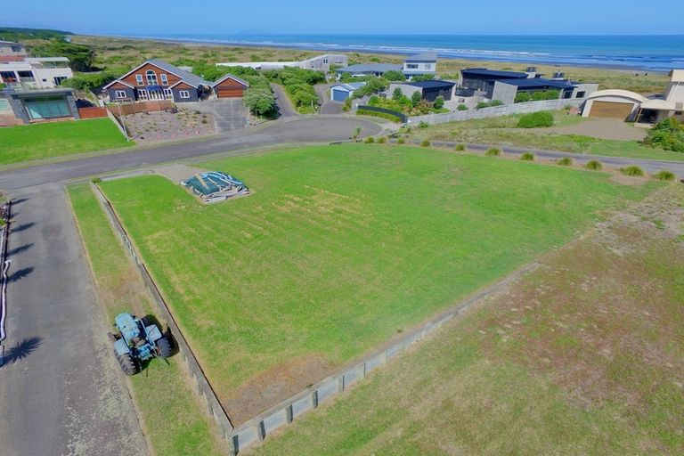 Photo of property in 8 Ngati Huia Place, Waitarere Beach, Levin, 5510