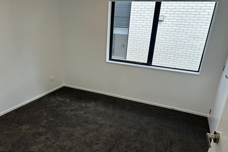 Photo of property in 11/19 Roberts Road, Glenfield, Auckland, 0629