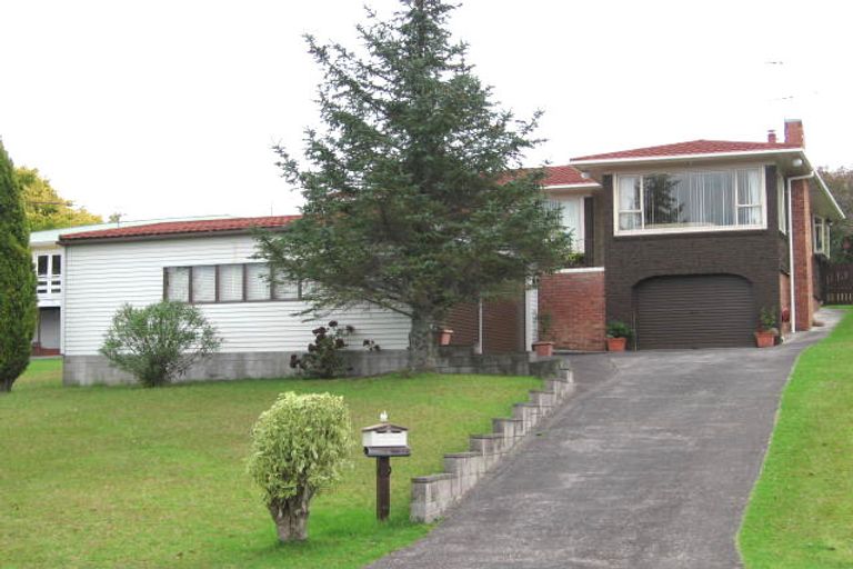 Photo of property in 4 Merville Avenue, Te Atatu South, Auckland, 0610