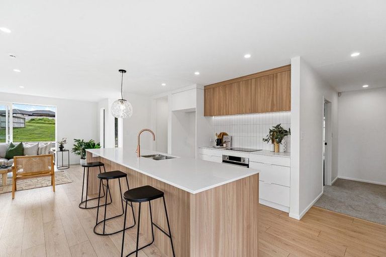 Photo of property in 21 Tahuna Minhinnick Drive, Glenbrook, 2681