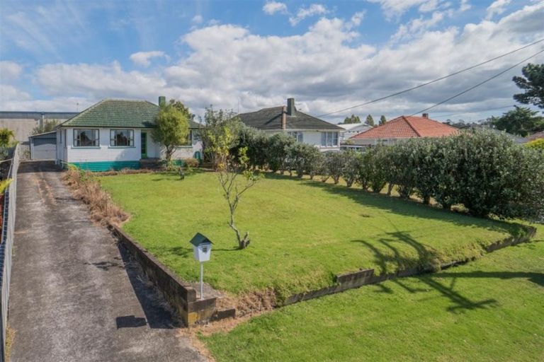 Photo of property in 72 Kelman Road, Kelston, Auckland, 0602