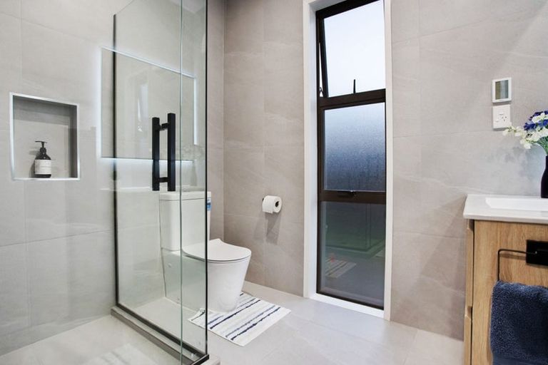 Photo of property in 12 Tarras Road, Kumeu, 0810