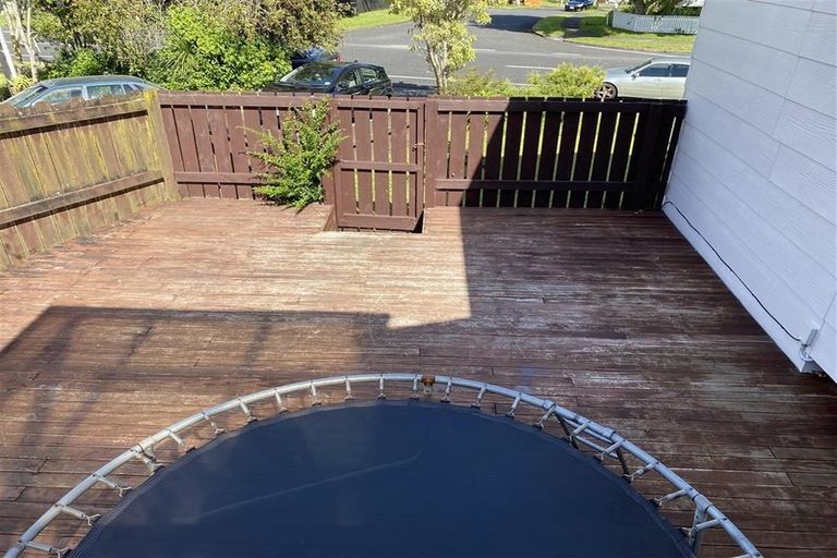 Photo of property in 22 Gosford Drive, Botany Downs, Auckland, 2010