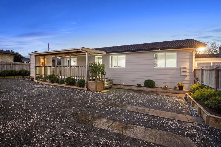 Photo of property in 2/17 Etherton Drive, Weymouth, Auckland, 2103