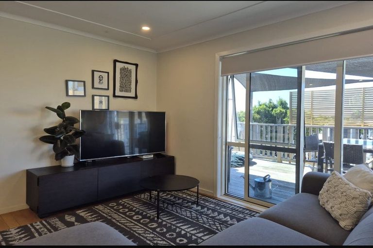 Photo of property in 832 Whangaparaoa Road, Manly, Whangaparaoa, 0930